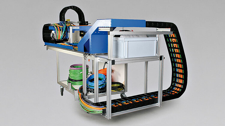 Installationsbereite Energieführungsketten auf maschinenspezifischem Transportgestell