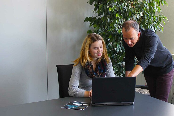 Studierende im Arbeitsumfeld