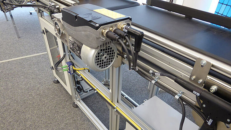 M15 Power am Lenze Smart Motor Förderband von Lenze mit A-TEC Funktionsmodulen von LQ