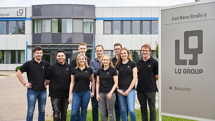 Auszubildende und Ausbilder vor dem Gebäude der LQ Group am Standort Ottmarsheim