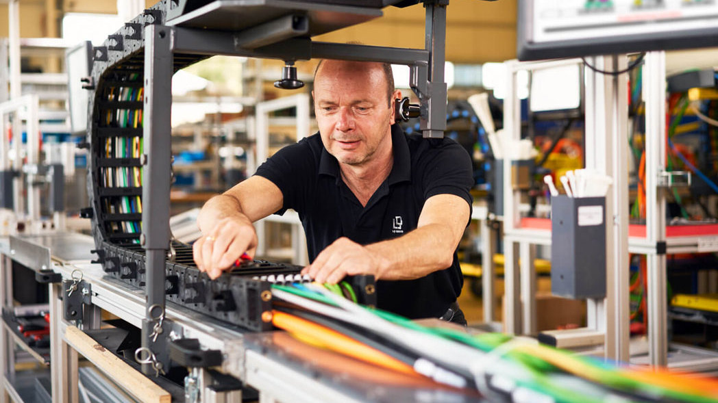 Energieführungsketten LQ Fertigung Energieführungssysteme