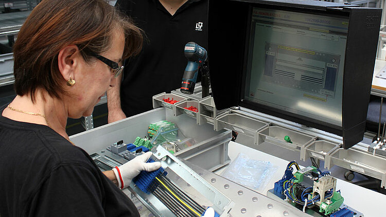 Bildgesteuerte Führung der Monteurinnen und Monteure QUalitätsvorgaben in der Modulfertigung