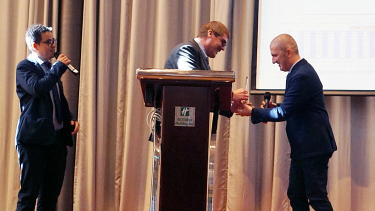 Award Supplier of the Year LQ wird Lieferant des Jahres 2017 bei BOBST China