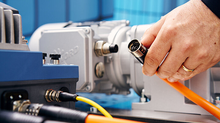 X-TEC Steckverbinder am Motor